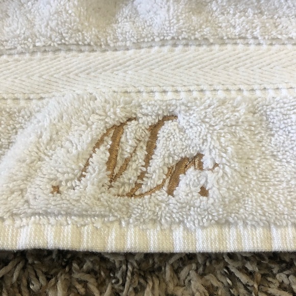 NWOT Mr. & Mrs. white hand towels for newlyweds with gold embroidery - Picture 4 of 4